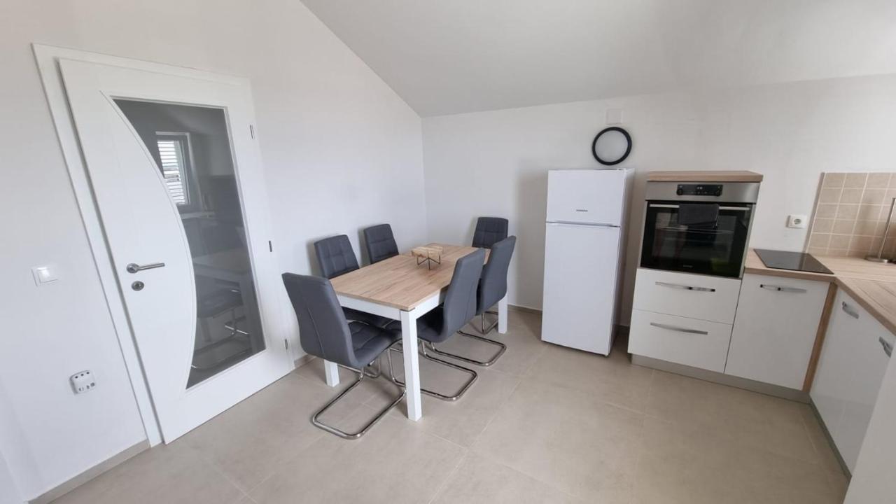 Kings Landing Apartment Novalja Exterior photo