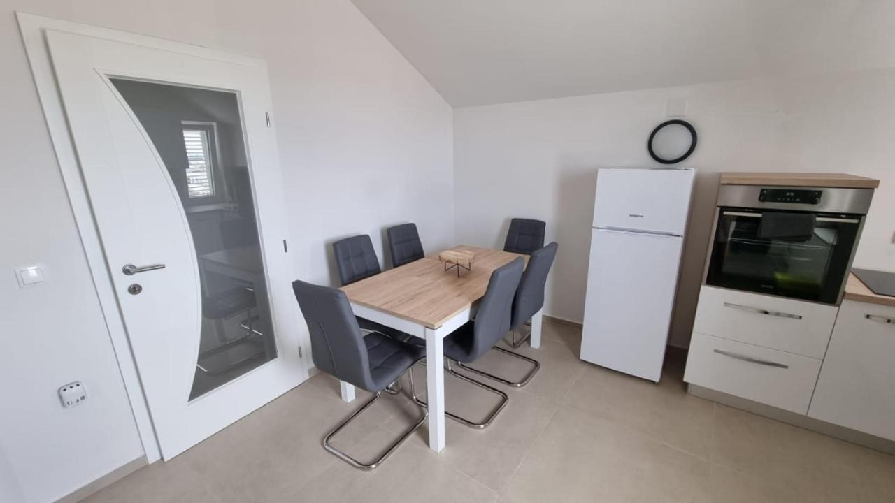 Kings Landing Apartment Novalja Exterior photo